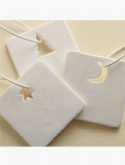 Foto van Indoor pottery objects label square white (star|moon|x-tree) via burobloemen