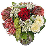 Foto van Modern boeket van rood, wit en softtone bloemen via burobloemen