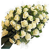 Foto van Klassiek witte rozen rouwarrangement via burobloemen